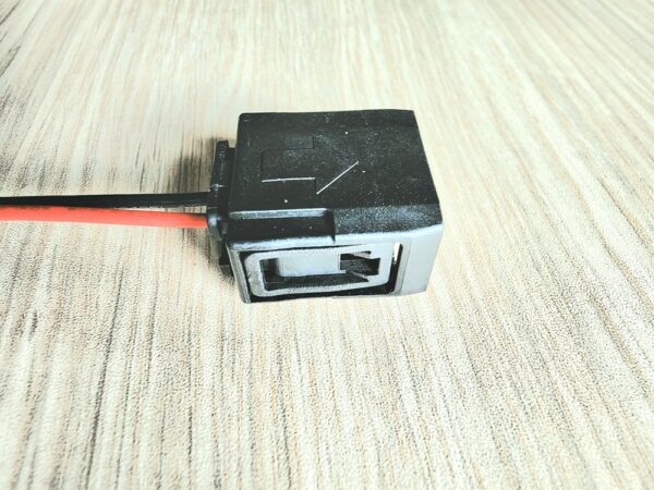 toyota-1gd-2gd-injector-plug Side profile view of the locking clip on Toyota injector plug 90980-12747